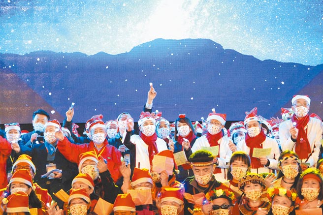新北歡樂耶誕城最具宗教特色的平安晚會20日登場，透過溫馨歌聲，將福音散播整個耶誕城。（許哲瑗攝）