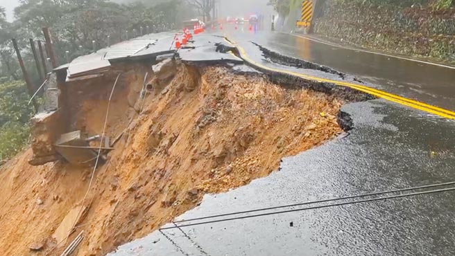 阳金公路（台2甲线8.4公里处）20日下午2时许，传出边坡坍方、路基流失，造成道路严重龟裂双向车道封闭。（金山区公所提供／叶书宏新北传真）