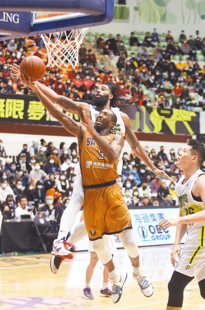 领航猿洋将里德（前）缴出18分、11篮板、9助攻准大三元成绩，最终以103比83大胜梦想家，领航猿开季首胜入袋。（中央社）