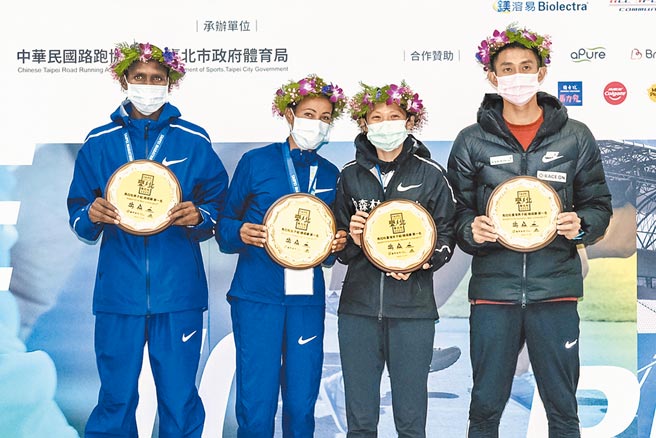 2020台北马拉松全程马拉松男子组总冠军肯亚隆杨加塔（左起）、女子组总冠军薇琪、全马女子组国内第一曹纯玉、男子组国内第一周庭印合影留念。（大会提供）