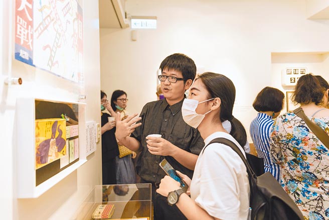 人手一机的时代，旧时童玩桌游仍有无可取代性。（迪化207提供）