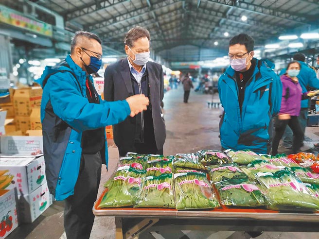 台中市农业局推广农产品产销履歷、果菜批发市场採用农药残留质谱快筛技术，为市民食安把关。（卢金足摄）