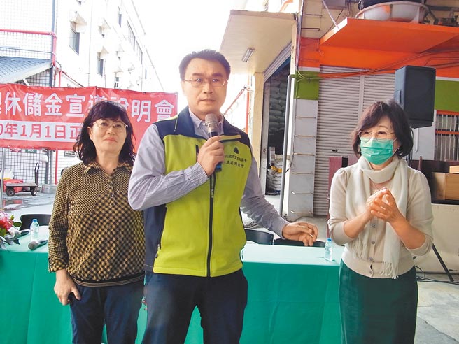 农委会主委陈吉仲（中）在云林县宣布开办农民退休储金，补助建置冷链仓库。（张朝欣摄）