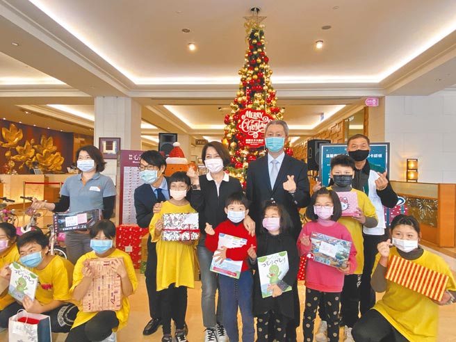嘉义耐斯王子大饭店耶诞心愿卡活动，送礼物给嘉义家扶中心孩子。（廖素慧摄）