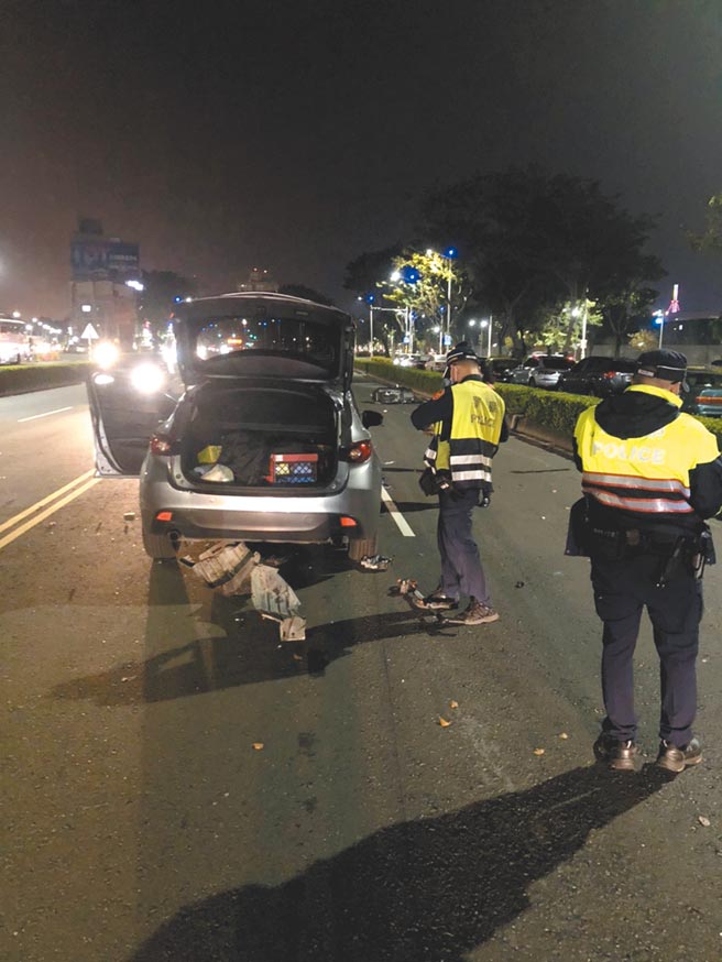 虎科大情侣20日晚间遭后方汽车追撞，送医均不治，小客车驾驶疑超速，10万元交保。（柯宗纬翻摄）