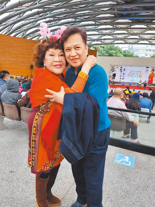 周游（左）与老公李朝永昨携手做公益，两人照旧晒恩爱。（林淑娟摄）