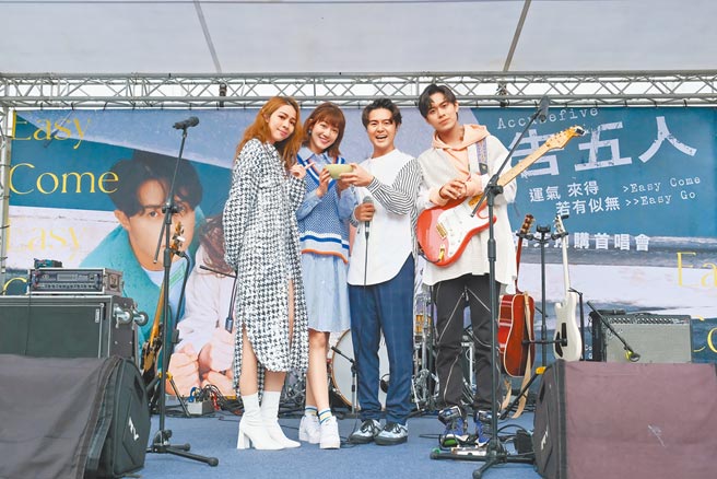 泱泱（左二）昨送汤圆给告五人犬青（左起）、谦哥、云安。（相信音乐提供）