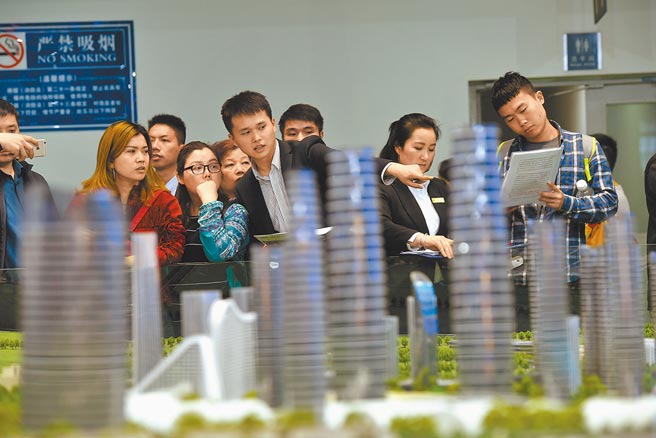 大陆房市价升量跌。图为2017年重庆房交会，吸引不少民眾前往关注。（中新社）