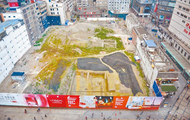 大陆地方土地出让金大增，图为成都春熙路地块，被地产公司拍下。（中新社资料照片）