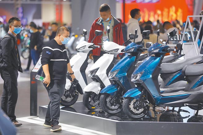 大陆民眾选购电动二轮车。（中新社资料照片）
