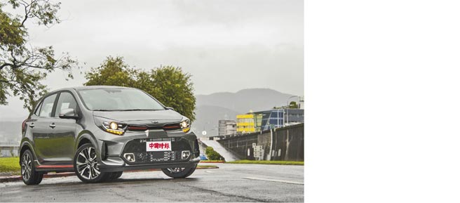 KIA Picanto GT-LINE车头中央大型进气口与两侧空力导流孔为视觉焦点，展现钢炮风格，售价64.9万元。（陈大任摄）