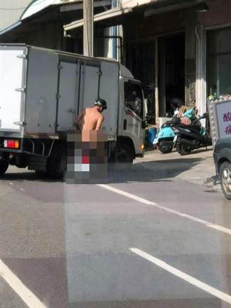 男精神狀態不佳 戴安全帽全裸騎車上路撞上小貨車