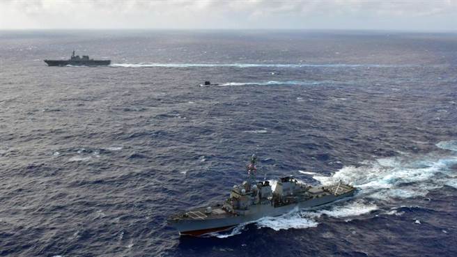 马侃号、翡翠号与日向号一同在菲律宾海操演。(图/取自美太平洋舰队推特)