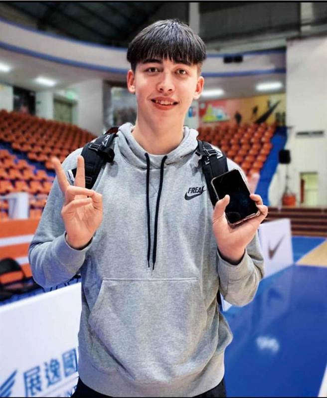 新职篮联盟PLG日前惊爆，包括混血球星谭杰龙在内的多位球员，其私密影片与截图被恶意外流。（图／翻摄自谭杰龙脸书）