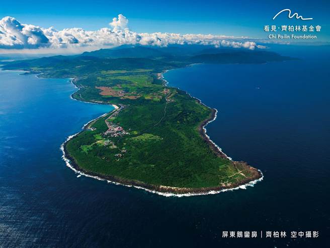 齐柏林导演离世后第一本摄影集《凝视 齐柏林—台湾的四维空间》，并在今年夏天展开「一本摄影集．一颗绿种子」公益募书活动。（基金会提供）