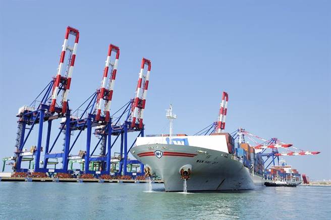 （万海积极扩充中、长程航线自有货柜船。图/万海提供）
