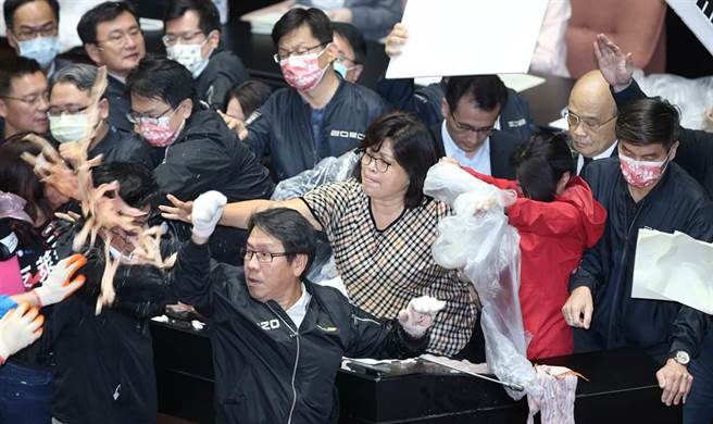 蘇貞昌11月底赴立院接受質詢，國民黨丟豬內臟抗議。（圖為中時資料照）