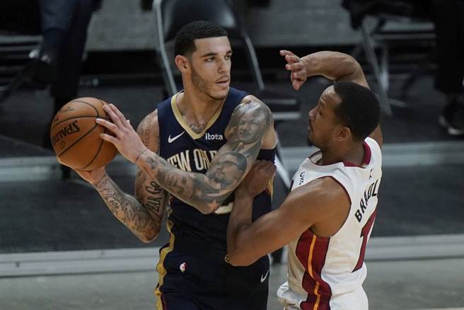 鹈鹕后卫朗佐鲍尔(左)决定不续约，明年季外将成为受限自由球员。（美联社资料照）