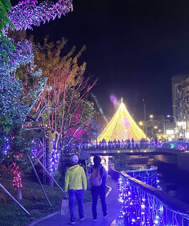 市议员陈清龙号召由地方社团台中市繁荣葫芦墩促进会自筹经费，在丰原国小前水岸花都第一期掀盖处打造圣诞树，昨晚正式点灯。（台中市繁荣葫芦墩促进会提供）