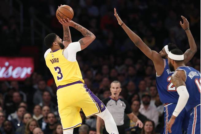 湖人前锋戴维斯跳投三分球。他上季场均出手3.5次，有33%命中率。（美联社资料照）