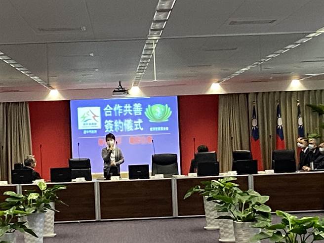 台中市长卢秀燕表示，防疫不能松懈，目前台中市仍有2000多人居家检疫。（卢金足摄）