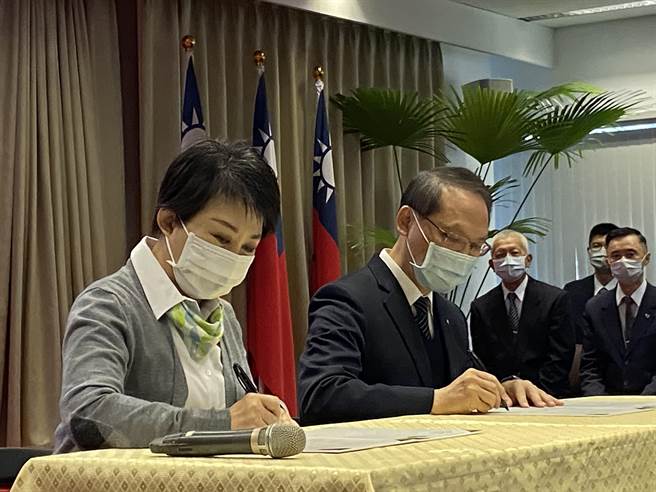 台中市府22日与财团法人中华民国佛教慈济慈善事业基金会签署合作备忘录。（卢金足摄）