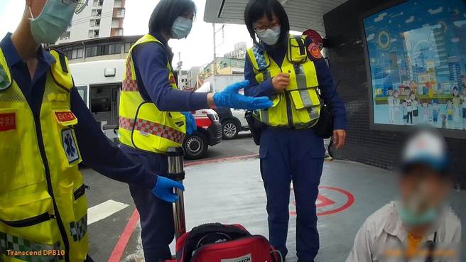 翁买便当来不及补充血糖险摔倒，暖警见状协助联繫家属就医。（警方提供／陈世宗台中传真）