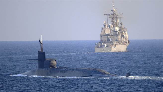 核动力导弹潜舰「乔治亚」号21日在提康德罗加级（Ticonderoga-class）飞弹巡洋舰「皇家港」号（USS Port Royal，CG 73）和菲律宾海号（USS Philippine Sea，CG 58，未见图）护送下，穿越了荷莫兹海峡（The Strait of Hormuz）。（美国海军）