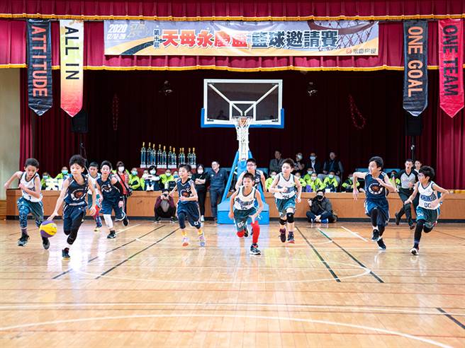 天母永慶盃籃球邀請賽開打！六年級組冠軍戰由博愛國小(進攻方)對決埔墘國小(防守方)。(圖/永慶房屋提供)
