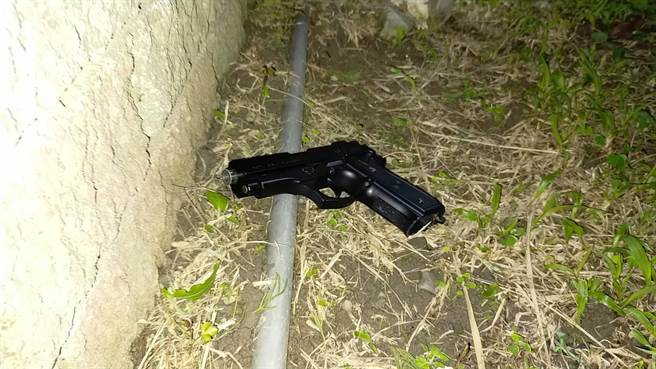 31岁洪姓男子22日晚间11时许，返回淡水区北新路时，神色慌张将黑色物品丢弃逃逸，恰巧被正在巡逻的3名员警盘查，员警前往察看丢弃物，赫见洪男所丢的竟是改造手枪、弹匣，随后还在他身上起出疑似土制炸弹爆裂物。（淡水警方提供／戴上容新北传真）