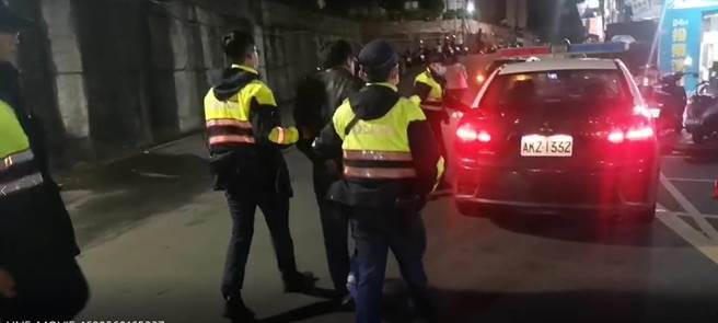 31岁洪姓男子22日晚间11时许，返回淡水区北新路时，神色慌张将黑色物品丢弃逃逸，恰巧被正在巡逻的3名员警盘查，员警前往察看丢弃物，赫见洪男所丢的竟是改造手枪、弹匣，随后还在他身上起出疑似土制炸弹爆裂物。（淡水警方提供／戴上容新北传真）