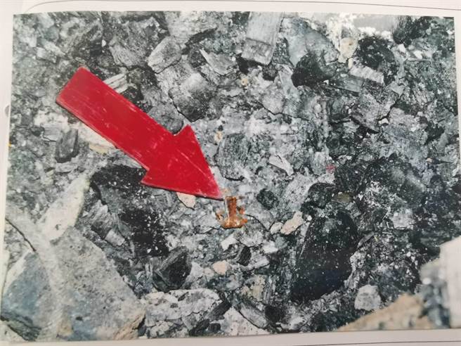 台中市东海商圈民宅4死1伤气爆，火调人员在现场寻获可疑点火机。（检方提供／陈淑芬台中传真）