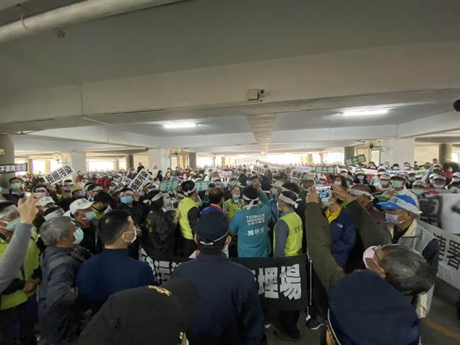 500位下营乡亲今天到永华市政中心高举布条抗议掩埋场。（曹婷婷摄）