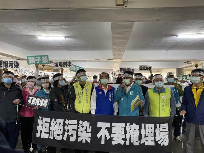 多位民代到场跟下营区乡亲站在一起表达反对掩埋场。（曹婷婷摄）