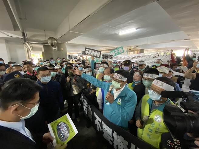 下营区市议员陈秋宏（右二）要求环保局长谢世杰撤案。（曹婷婷摄）