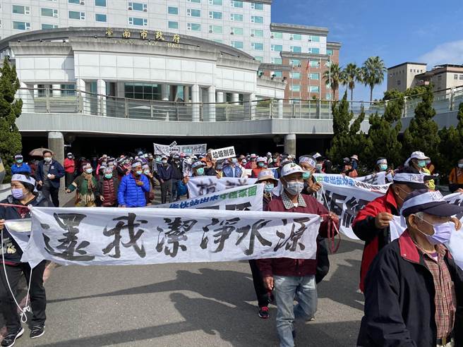 下营区乡亲今天浩浩荡荡到场抗议。（曹婷婷摄）