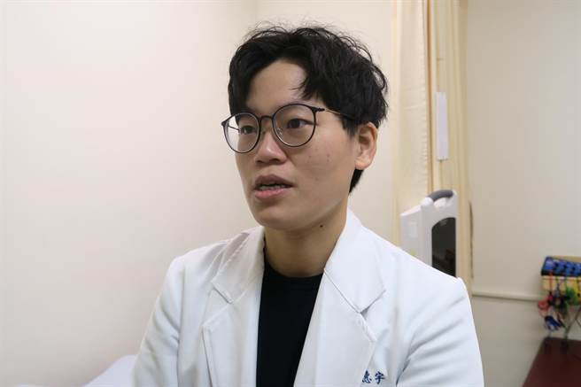 彰化医院中医师梁惠宇说，若年年饱受过敏之苦的民眾，不妨试试老祖宗的智慧「三九贴」，能有效改善过敏性鼻炎不适，减轻气喘症状。（吴建辉摄）