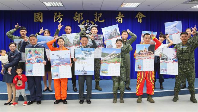 政战局文宣心战处楼伟杰少将（前排左四）带领12月份形象月历代表亮相，传达「热情活力新国军，官兵个个是好样」的意念。（陈怡诚摄）