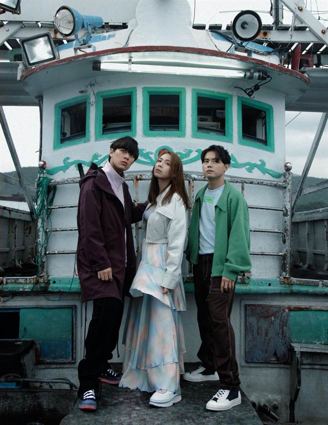 告五人在犬青爷爷的船上拍摄。图／相信音乐提供