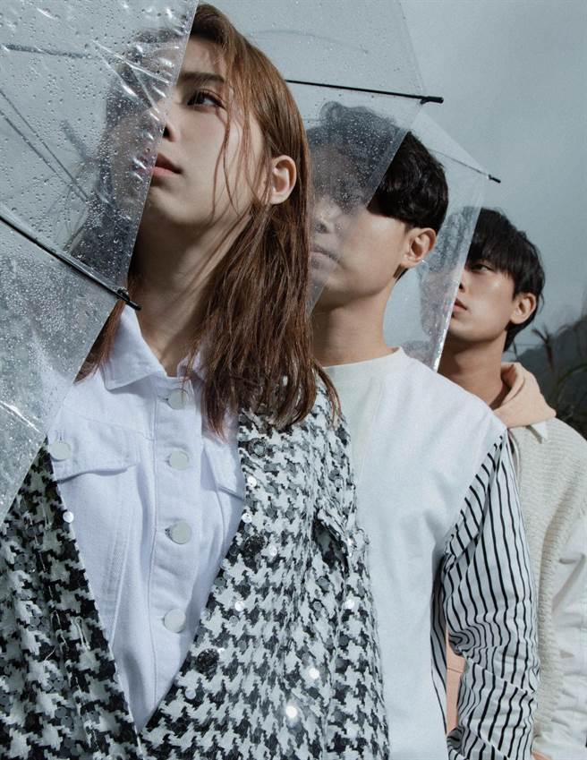 告五人回到宜兰拍摄新专辑封面和内页。图／相信音乐提供