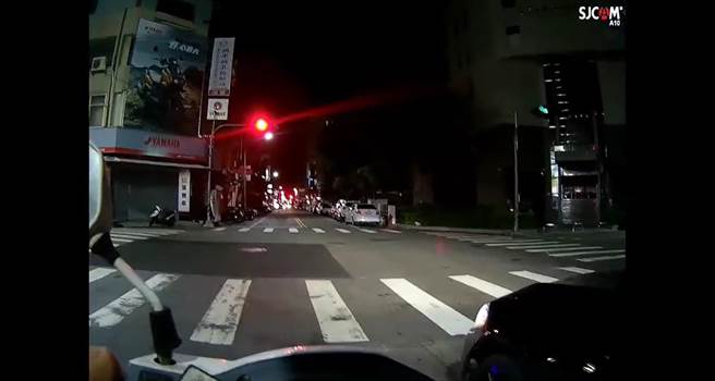 台中酒驾男子跑给警察追，警依法拦查开罚。（影片撷图）