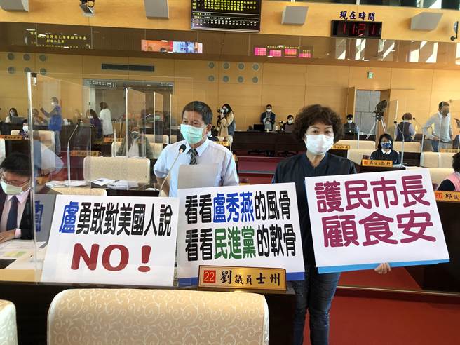 台中市议员刘士州（左）今天质询指出，莱猪议题卢市长勇敢对美国人说ＮＯ！（陈世宗摄）