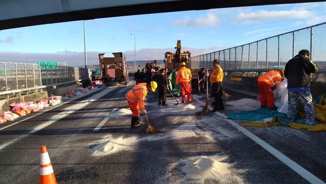 国道警方出动人车到场警戒，现场清理2个小时才清扫完毕。（警方提供／谢琼云彰化报导）