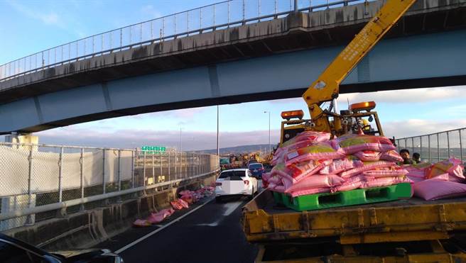 国道警方出动人车到场警戒，现场清理2个小时才清扫完毕。（警方提供／谢琼云彰化报导）