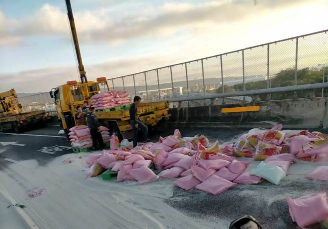 大量的白米撒落满地，让路过驾驶人直呼好可惜，国道警方指，业者未固定货物导致掉落将依法开罚，业者回收白米重新清理后将用于饲料用途。（摘自彰化踢爆网／谢琼云彰化报导）