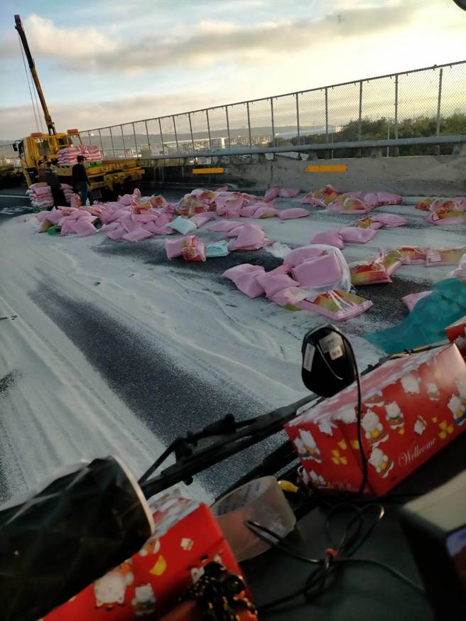 大量的白米撒落满地，让路过驾驶人直呼好可惜，国道警方指，业者未固定货物导致掉落将依法开罚，业者回收白米重新清理后将用于饲料用途。（摘自彰化踢爆网／谢琼云彰化报导）