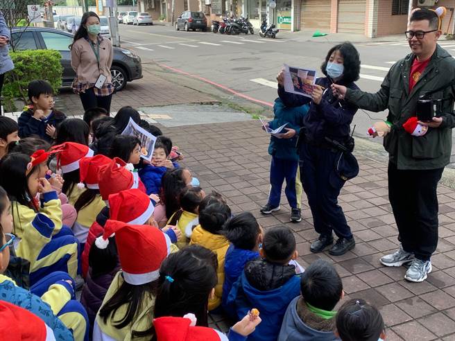 乐善国小200师生22日到龟山警分局大埔派出所报佳音暖警心。(警方提供／蔡依珍桃园传真)