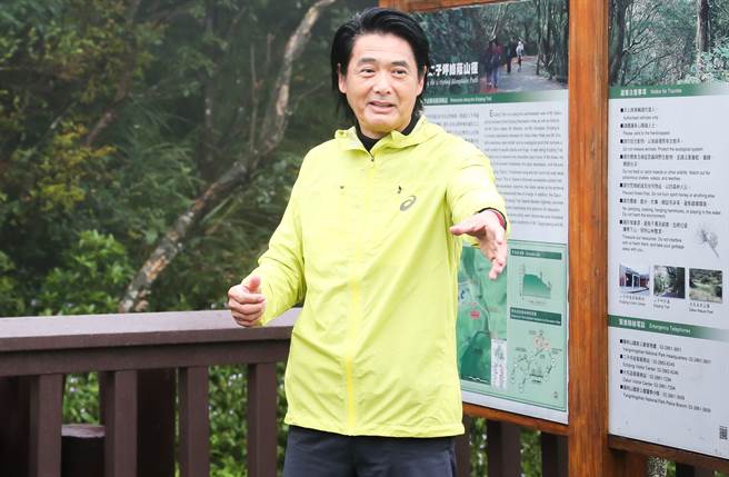 周润发被发现跟大眾一起晨跑运动，突然落单，是因为帮路上受伤的老婆婆处理伤势，超级暖心。(中时资料照片)