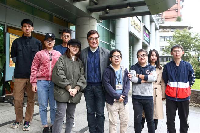 世新大学副校长李功勤与多校陆生合影留念。（邓博仁摄）