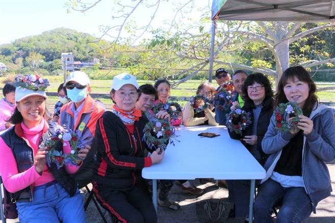 苗栗县西湖乡休閒产业发展协会，在龙洞村鸭母坑种植6分多地薰衣草花田，游客可体验DIY花圈。（巫静婷摄）